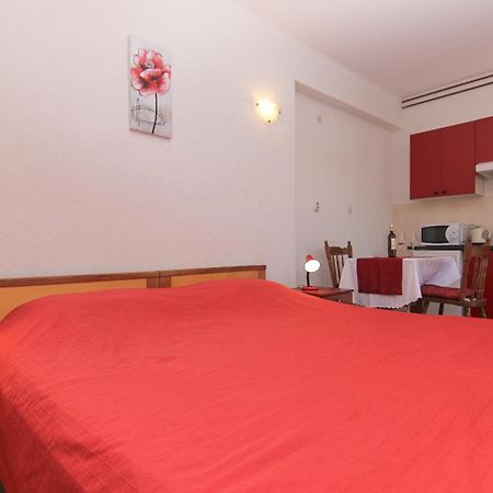 Family Friendly Apartments With A Swimming Pool Baska Voda, Makarska - 12442 Szoba fotó